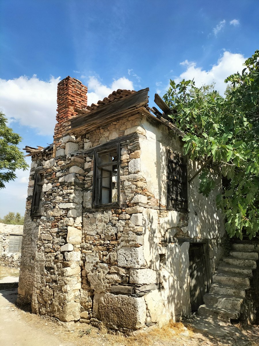 zeytindost's tweet image. Stratonikeia/Karya uygarlığının göbeğinde yerel bir Muğla evi. Neyin kavgasını yapıyoruz ki ,mutlu ol,mutlu et devam et!

#stratonikeia
#karia
#karya
#muğla