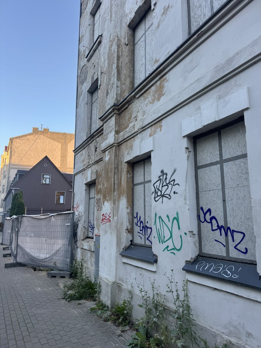 ‼️Rīga, Hospitāļu iela 9.
Jau daudzus gadus šī daudzdzīvokļu nama nepabeigtā rekonstrukcija “rotā” mūsu galvaspilsētu ar īpaši “krāšņu” skatu.
<a href="/RigasDome/">Rīga</a> – kāds ir statuss šim graustam un atkritumu laukumam ap to?