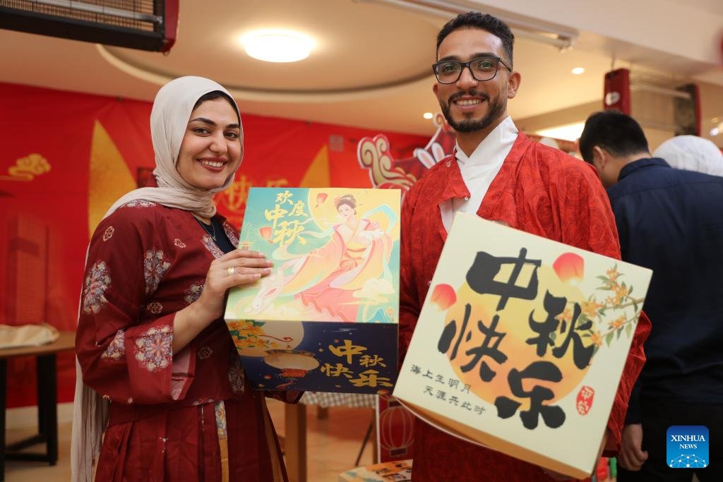 PDOAUS's tweet image. The Egyptian branch of #China State Construction Engineering Corporation (#CSCEC) held an event to celebrate the traditional Chinese Mid-Autumn Festival at the CSCEC-built CBD, where CSCEC&apos;s workers from China and #Egypt experience rich festival cultures.
en.people.cn/n3/2025/0929/c…