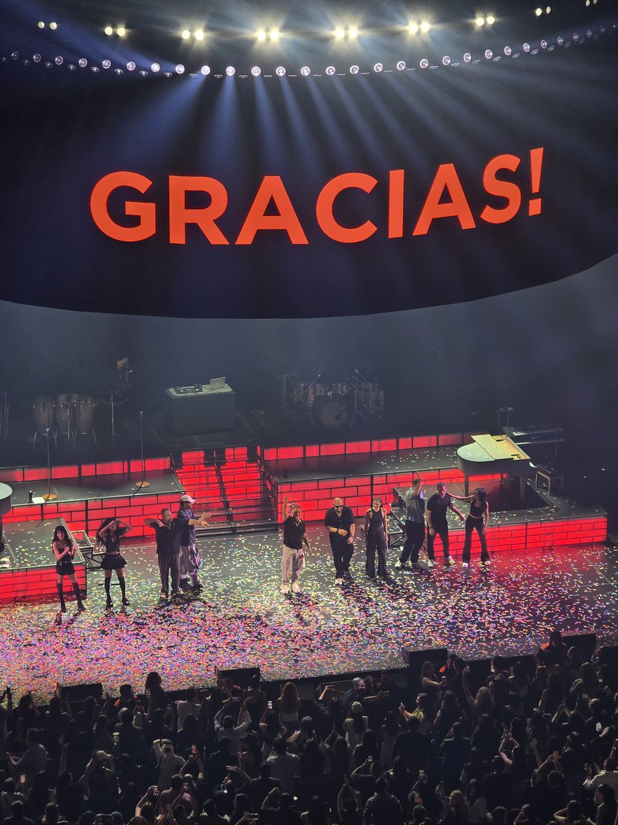 alejandro_nuno8's tweet photo. Dice @AlejandroSanz que  “vivir es lo más peligroso que tiene la vida”, hoy la vida sonó en la voz de él y confirmé que los conciertos no se escuchan, se habitan y se crean en un espacio donde todo tenía sentido:la vida, la nostalgia, la música y la alegría de estar presente. https://t.co/pTm5cilxxf