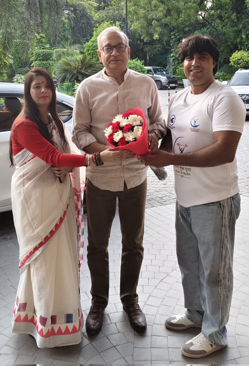 Sandeep84301587's tweet image. परम आदरणीय श्री दीपेंद्र पाठक सर ( पूर्व स्पेशल कमिश्नर ऑफ़ पुलिस, दिल्ली पुलिस ) सर आपके लिए ढेर सारा प्यार जो आप हम सबको अपना आशीर्वाद व प्यार देने के लिए नशा मुक्त युवा जागरूकता सम्मेलन में पहुंचे और हम सबका मार्गदर्शन किया, राष्ट्र सर्वोपरि, जय हिंद 💐🇮🇳🙏