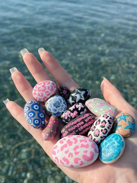 Colorful vibes by the sea with these hand-painted stones! 💅🌊

#RockArt 
#BeachVibes
 #CreativeHands
 #StonePainting
 #HandmadeWithLove