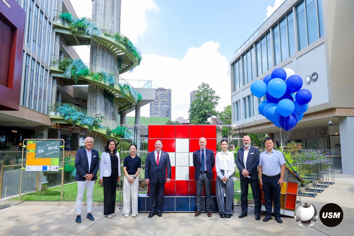SwissCGShanghai's tweet image. From a workshop in Münsingen to showrooms in London, NY, Paris, and now #Shanghai! CG Bachmann was delighted to join the USM China Top Management for the showroom opening ceremony, while DCG Fritsche took part in the evening program. Congratulations to @USMfurniture. #Modularity