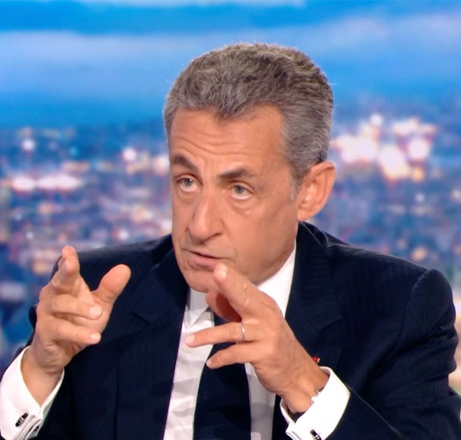 Brevesdepresse's tweet photo. 🔴🇫🇷RÉCAP - Libye, écoutes, Bygmalion. Nicolas #Sarkozy a été condamné à ce jour dans 3 affaires distinctes. Son nom apparaît également dans de nombreux autres dossiers, dont certains sont toujours en cours…

- Affaire Sarkozy-Kadhafi : Nicolas Sarkozy a été reconnu coupable d’association de #malfaiteurs en première instance et condamné à 5 ans de prison ferme.

- Affaire des écoutes : Nicolas Sarkozy a été définitivement condamné pour #corruption et trafic d’influence à 1 an de prison ferme. Il a porté un bracelet électronique à partir du 7 février 2025, avant d’en être lib��ré le 14 mai dans le cadre d’une libération conditionnelle.

- Affaire Bygmalion : Nicolas Sarkozy a été condamné en appel pour #financement illégal de sa campagne présidentielle de 2012, avec la dissimulation aux autorités d’un dépassement de 20 millions d’euros grâce à un système de fausses factures.

- Affaire russe Reso Garantia : une enquête préliminaire est en cours pour trafic d’influence et #blanchiment, concernant ses activités de conseil en Russie. La justice s’interroge notamment sur un virement de 500 000 € reçu début 2020.

- Affaire du « Qatargate » : une information judiciaire est ouverte sur un possible pacte de #corruption conclu en novembre 2010 lors d’un déjeuner à l’Élysée, en présence notamment de Michel Platini, alors président de l’UEFA, qui avait une semaine plus tard voté en faveur du Qatar pour l’attribution de la Coupe du monde 2022.

- Affaire de la rétractation de Ziad Takieddine : l’opération autour de cette fausse interview présumée, relayée par BFMTV et Paris Match, a conduit à la mise en examen de Nicolas Sarkozy en octobre 2023 pour recel de #subornation de témoin et participation à une association de malfaiteurs en vue de préparer des #escroqueries au jugement en bande organisée.