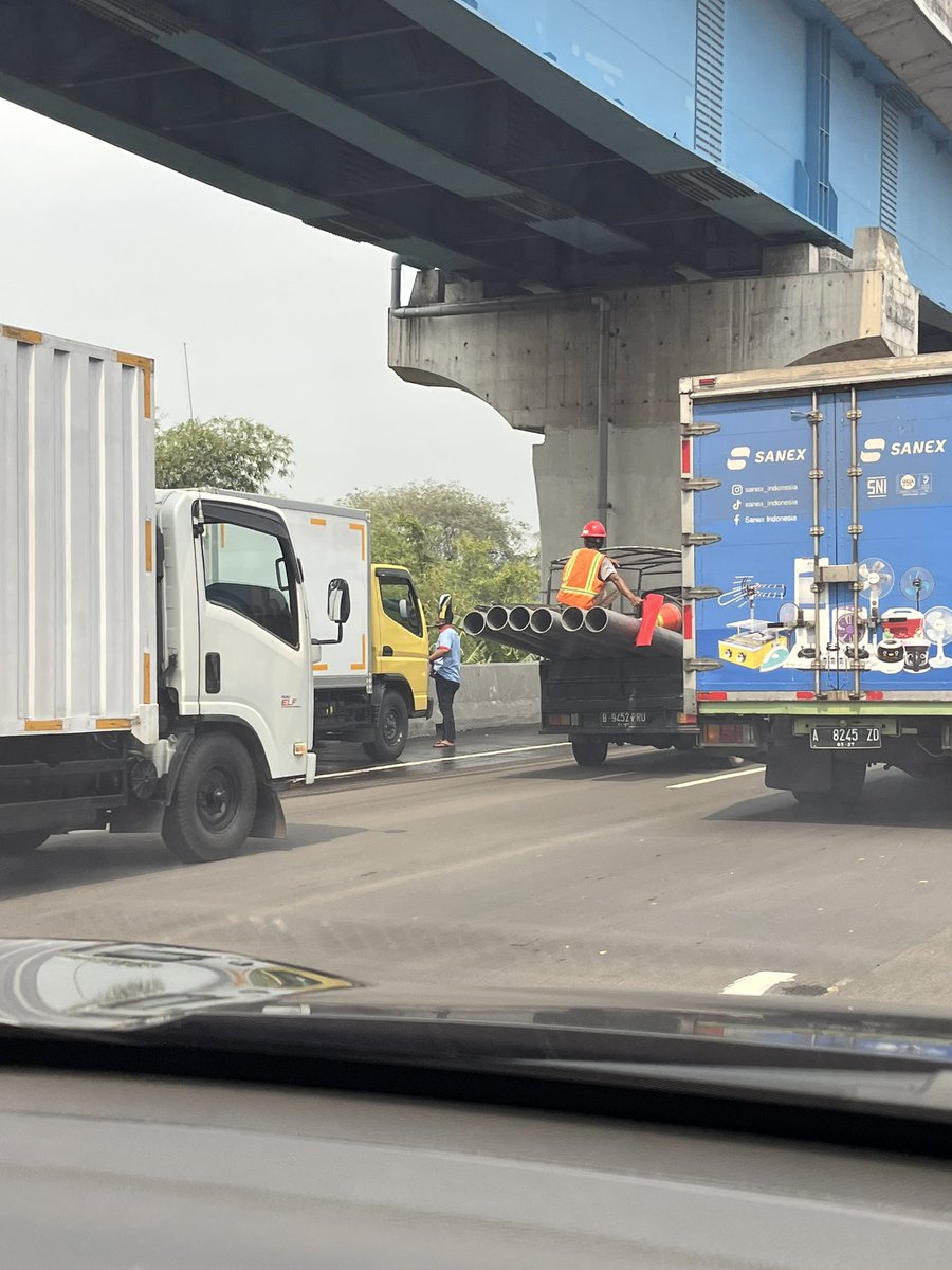 Akang_QeCe's tweet photo. Pk 13.40 WIB
Tol Japek KM 41.00 arah Cikampek lalin tersendat ada laka truk tabrak belakang Xpander. Kedua kendaraan sudah di bahu jalan. @RadioElshinta @PTJASAMARGA @TMCPoldaMetro https://t.co/tqPczzBVAL