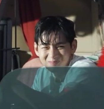>_<