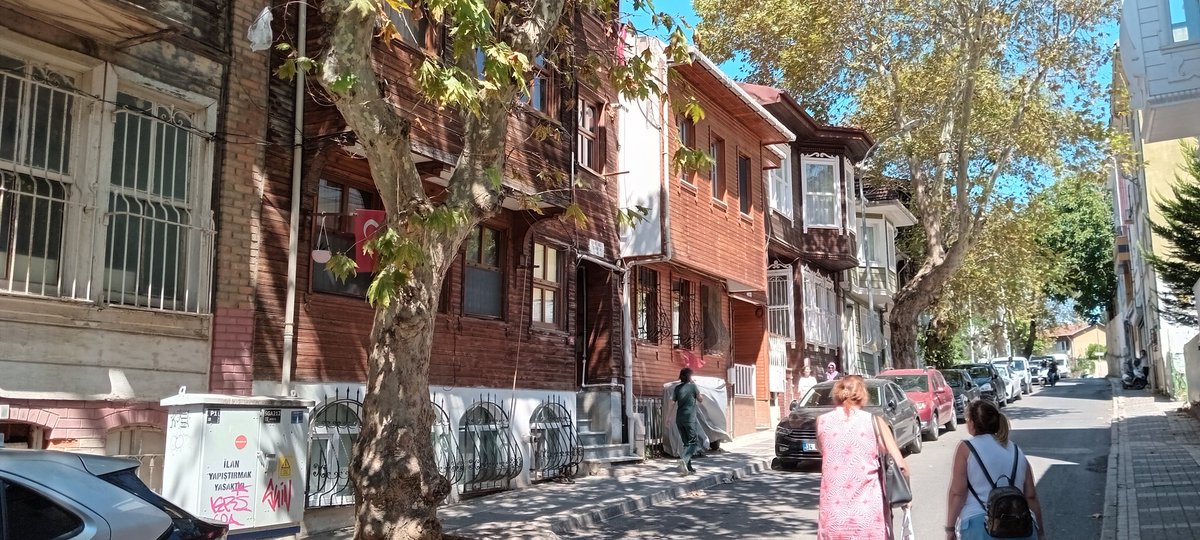 Park eden arabaları dikkate almazsanız, #Üsküdar'ın tarihsel ahşap evlerinin bulunduğu sokaklarında zaman sanki 200 yıl evvel durmuş gibi!
#ProtectHistoricalİstanbul
