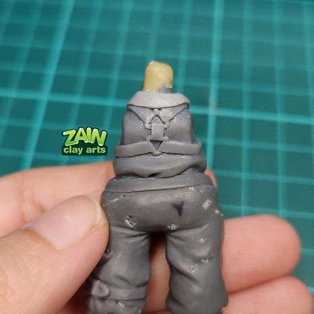 [Chibi Proj. - 30] 

I used the flexible type of clay to sculpt the collar part of Chibi1's shirt. I only use it for parts like this where there are hanging/detached areas that may end up being fragile after curing.
#chibi #polymerclay #sculpt