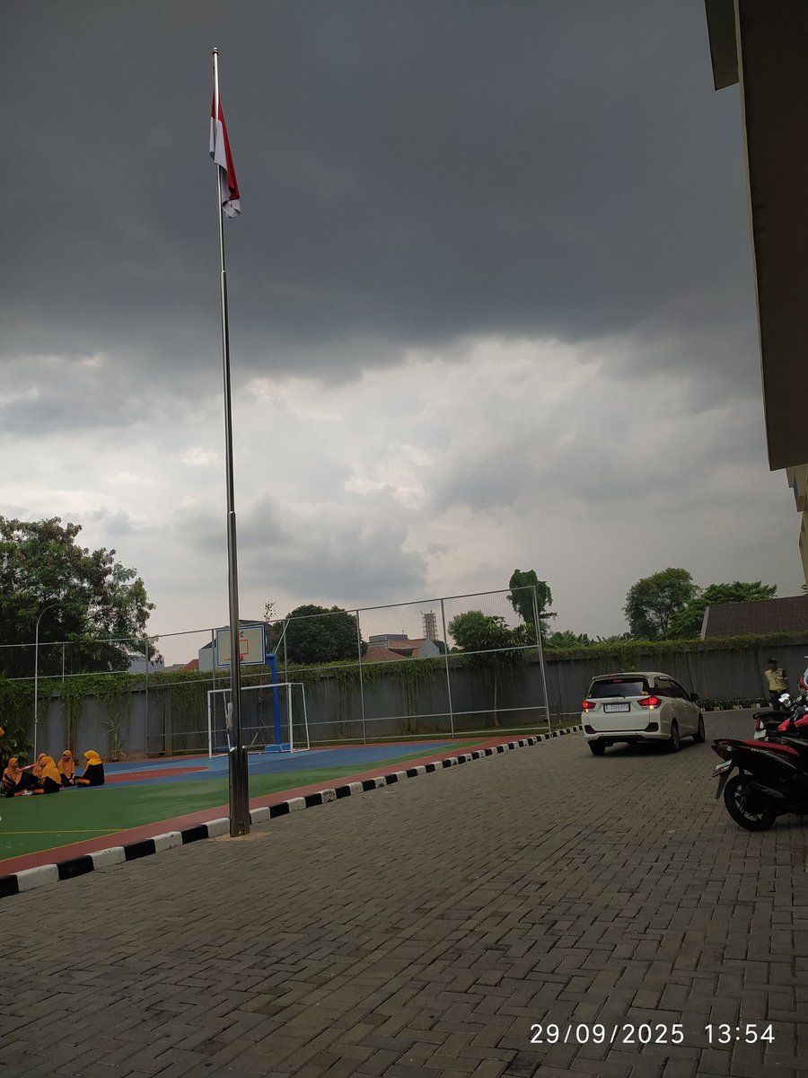 Apa tanggapan anda kalo ngojekin antar jemput anak skolah tapi nenek nya ikut trs ? Apa krna dia cucu pertama atau emg nenek nya pngen jalan"? Hhmmm