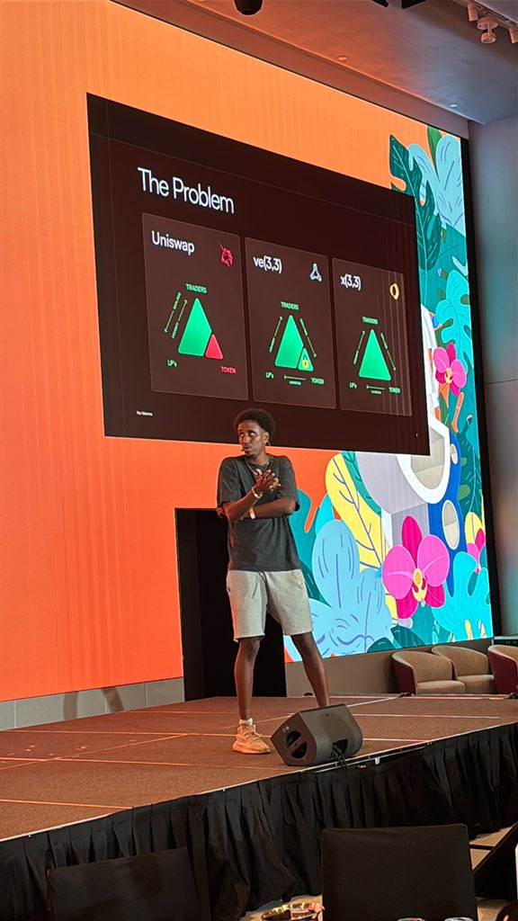 Shadow on Sonic の創設者がステージでDEXトリレンマを発表、Uniswap、Vega 3.3、x3.3モデルを比較するスライドを表示