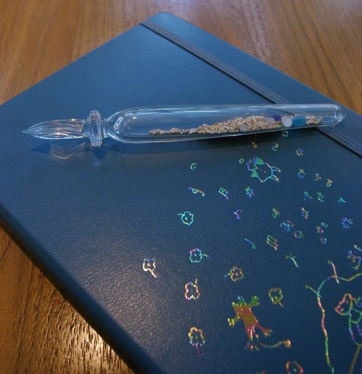 会場では『星沙たち、』を実際に執筆した机と その周辺の小物を展示