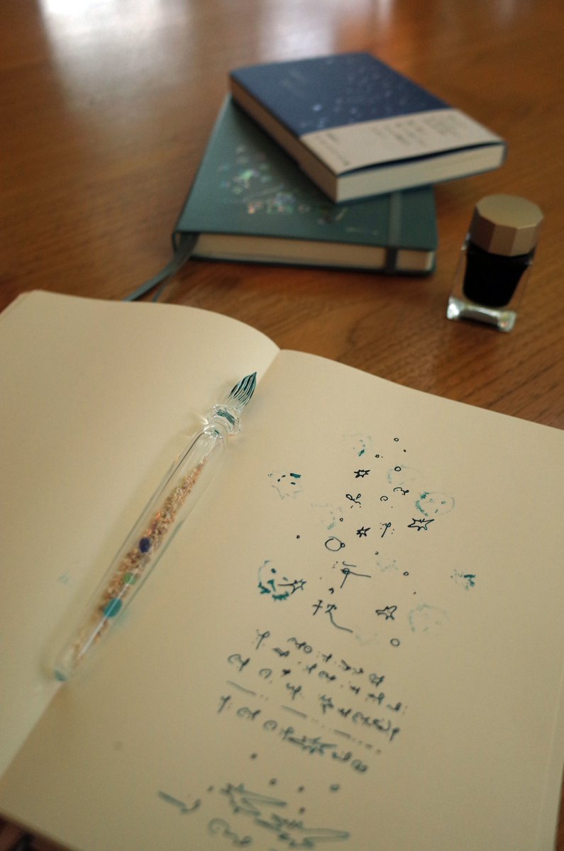 会場では『星沙たち、』を実際に執筆した机と その周辺の小物を展示