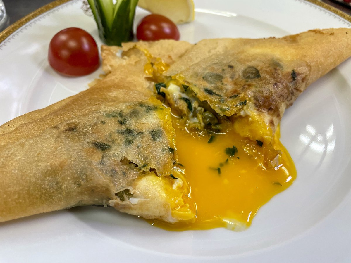 EmbassyCooking's tweet image. パリッ&amp;amp;じゅわ〜✨ チュニジア大使館直伝🇹🇳人気の前菜「ブリック」は身近な材料で作れる世界のグルメのひとつ❣️
チュニジアの調味料 #ハリッサ を入れてもスパイシーでオススメです☺️
2人分
春巻きの皮　2枚
卵　2個（ブリック1個につき、卵1個）
ツナ1缶 (有塩)
玉ねぎ（中）1/2個（みじん切り）…