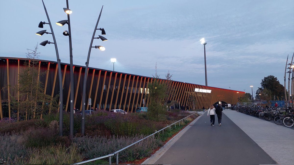 Vrijdag het nieuwe stadion van Helmond Sport bezocht. Buitenkant is mooi, van binnen wel aardig. Jammer dat zelfs de derby tegen FC Eindhoven geen vol stadion trekt. Aardige pot met een leuke sfeer. <a href="/FutbologyBENL/">Futbology 🇧🇪 🇳🇱</a>