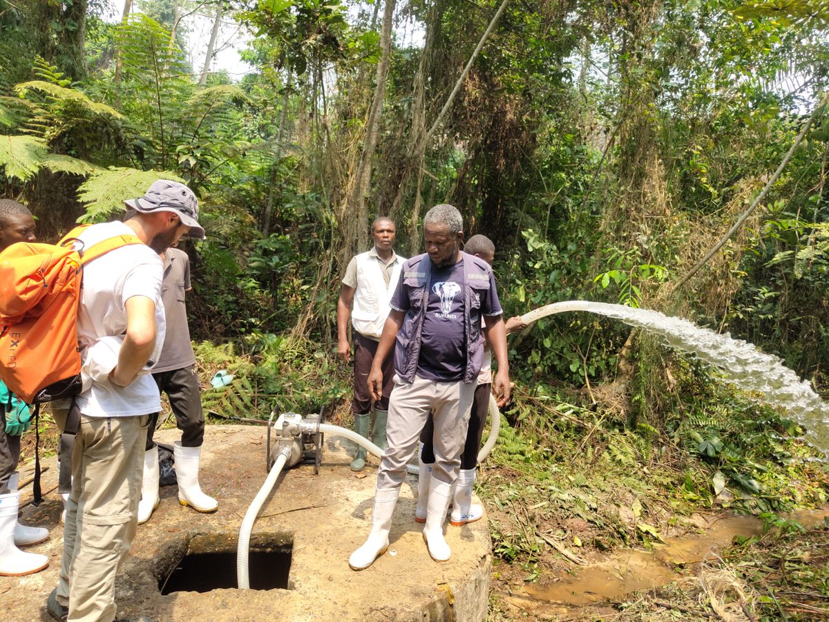 WHOAFRO's tweet photo. 💧 Water is crucial in the fight against #Ebola.

@WHO is supporting the establishment of a water supply system 2.5 km from Bulapé health zone 🇨🇩 to improve patient care at treatment centres &amp; strengthen infection prevention and control at Bulapé General Hospital. https://t.co/uVFkVQrtCy