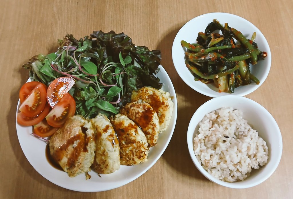 hasu_youka's tweet photo. おはようございます☀️
今朝の体重は、62.7kg
もうこんな時間。昨日も忙しくてポストできな��った。😵‍💫
今日のお昼は豆腐えのきバーグ。
これから夜勤。行って来ます!

#体重測定
#韓国生活 
#おうちごはん https://t.co/Luc9k6qV9R