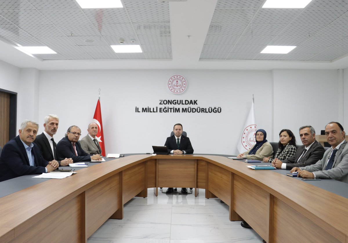 📌 İl Millî Eğitim Müdürümüz Uygar Keskin başkanlığında, müdür yardımcılarımız ve şube müdürlerimizin katılımıyla haftalık bilgilendirme ve değerlendirme toplantısı gerçekleştirildi.

Toplantıda; ilimizde yürütülen eğitim-öğretim faaliyetleri, projeler, yarışmalar, sosyal ve