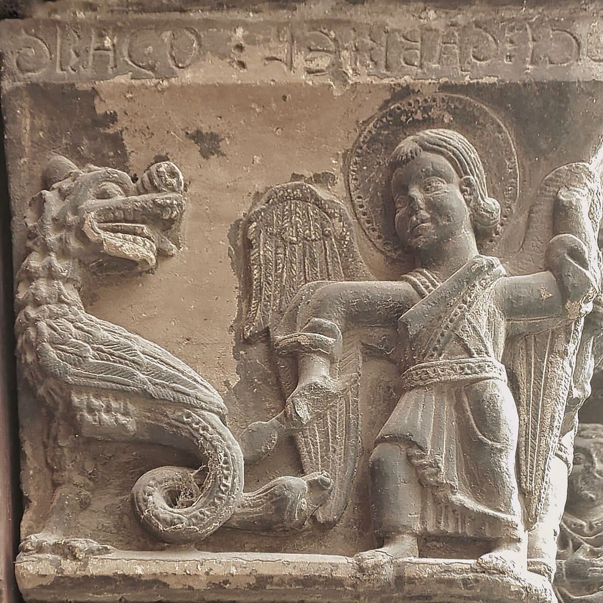 Un par de imágenes en clave Arcángeles para celebrar su día: San Miguel y San Gabriel (también con sus cartelas identificativas) en lucha contra dragones en la portada sur de la Iglesia de San Pedro de Fraga (Huesca) #FelizLunes