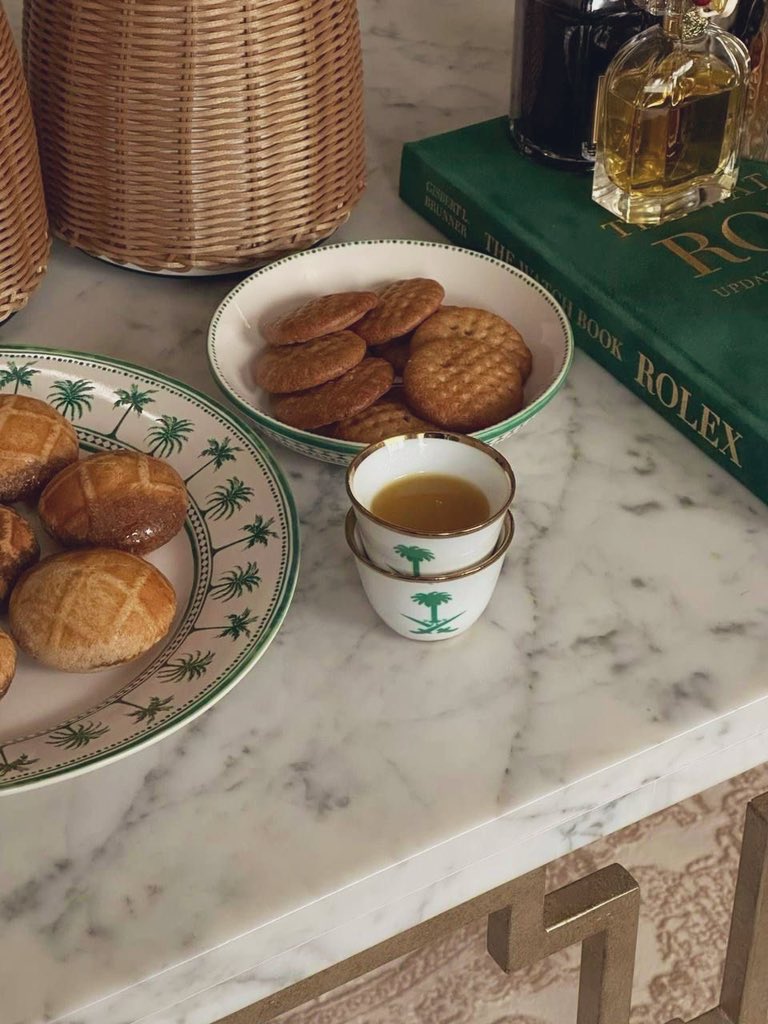 #صباح_الخير_والسعاده

اﻷﺧﻼق ﻣﺜﻞ " اﻷرزاق " تماماً
هي ﻗﺴﻤﺔ ﻣﻦ الله
فيها ﻏﻨﻲ و فيها ﻓﻘﻴﺮ 

وحِينمآ أرادَ الله مدح نبيهُ
لَم يمدحه  بمَالهُ أو شَكلهُ

لكنهُ قالْ: " وَإنَّك لعَلى خُلقِِ عَظيمْ 
تحياتي لأصحاب الأخلاق الراقية
فهؤلاء هم صفوة الاحبة