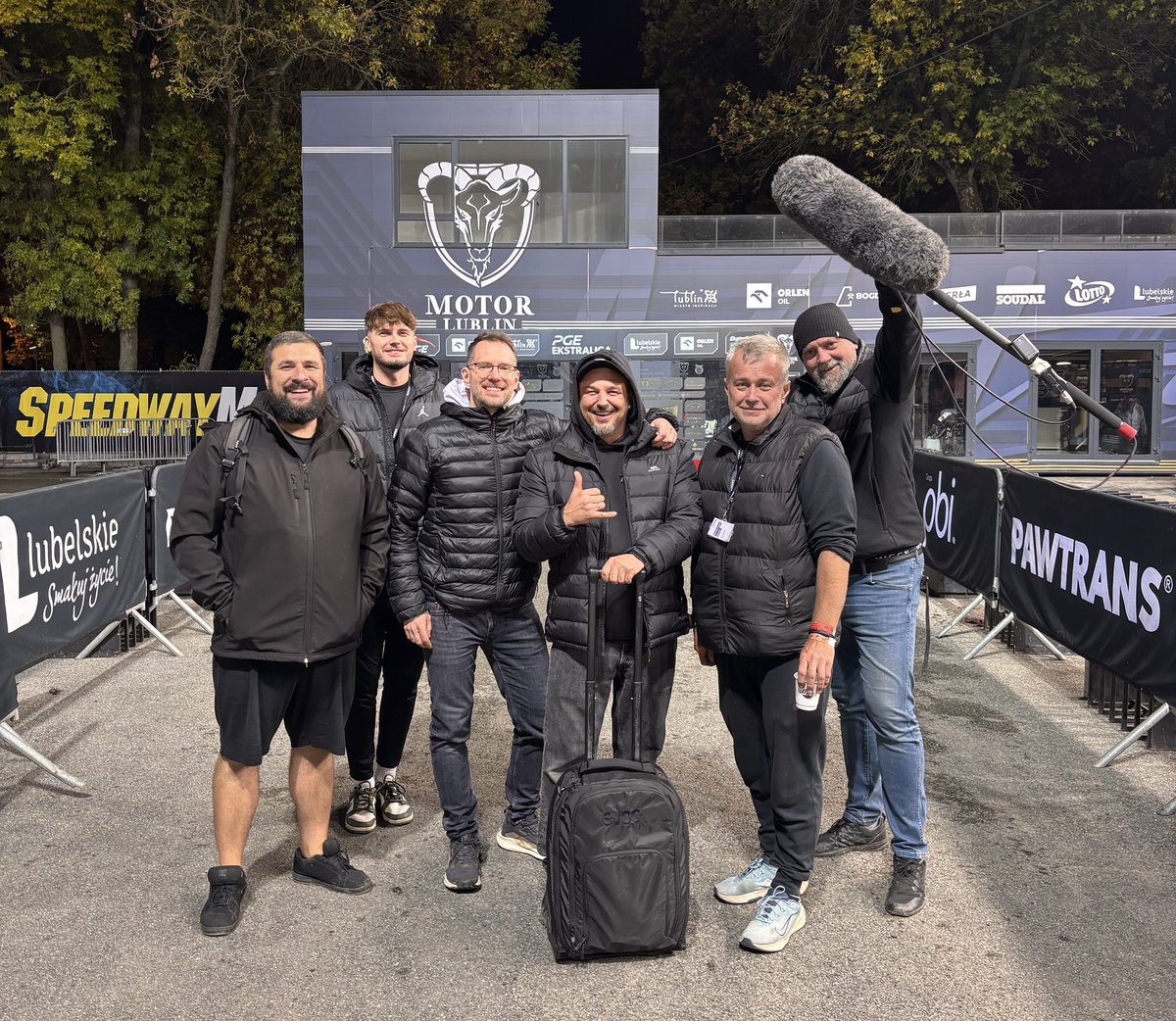 Wczoraj zakończyliśmy meczowe zdjęcia, a już w najbliższą niedzielę 5.10 premiera 1. odcinka „Jazdy o złoto”. Przez cały sezon ta ekipa zasuwała w pocie czoła żeby dostarczyć Wam sporo zakulisowych materiałów. Będzie co oglądać i po(d)słuchać. Polecamy!