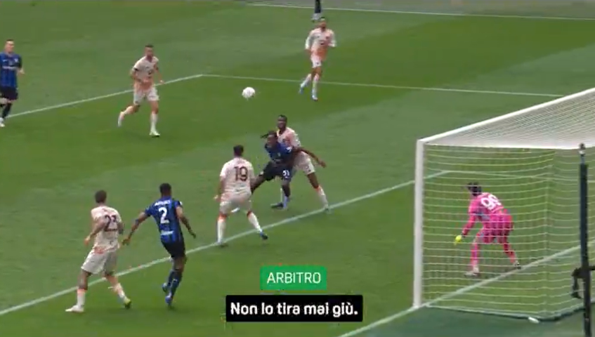Estupinan-Di Lorenzo

Bisseck pronto a colpire la palla a pochi passi dalla porta. Abbracciato, strattonato e tirato giù.

90esimo minuto di gioco.

Sarebbe stato rosso e calcio di rigore. Risultato finale Inter-Roma 0-1.

A quattro giornate dalla fine. L'Inter chiuderà al second
