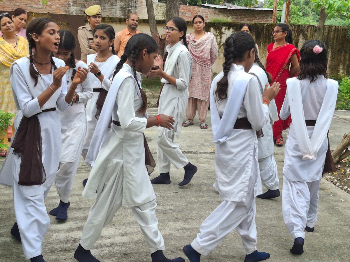 मिशन शक्ति फेज-5.0 अभियान के अन्तर्गत महिलाओं एवं बच्चों की सुरक्षा, सम्मान एवं स्वावलम्बन पर आधारित विशेष अभियान के अन्तर्गत कस्तूरबा गाँधी आवासीय विद्यालय त्रिलोकीपुर  एवं आर०जी० चिल्ड्रेन एकेडमी में जन जागरूकता कार्यक्रम  में महिला कल्याण विभाग द्वारा संचालित योजनाओं यथा