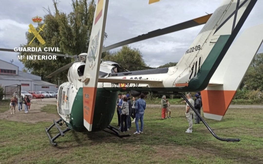 Con motivo de la Jura de Bandera para personal Civil celebrada el pasado sábado 27 en #PonteCaldelas se organizó una exposición de material  y medios de distintas unidades de la #GuardiaCivil de #Pontevedra.
