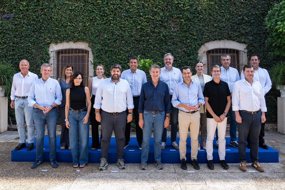 montseminguez's tweet image. Foto de familia incompleta, falta la novia: Abascal 😜