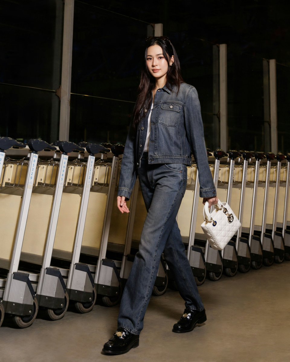 "หลิงหลิง คอง" เดินทางสู่กรุงปารีส ประเทศฝรั่งเศส 

เพื่อร่วมงาน Paris Fashion Week  : Dior Spring Summer 2026 Women’s Collection  

LINGORM FLY TO DIORSS26
#LingOrmDiorAirportLook
#DiorSS26 #Dior #PFW 
#linglingkwong