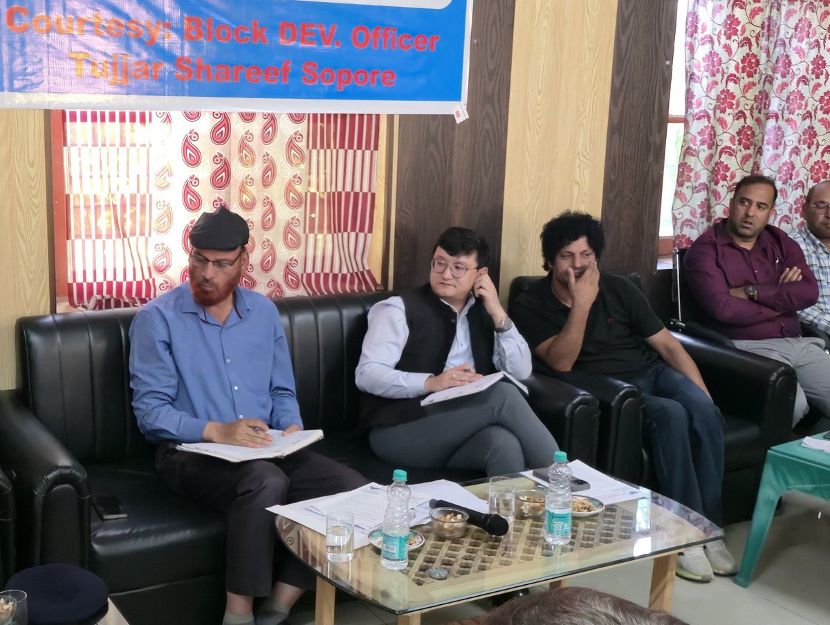 DCBaramulla's tweet image. DC B'la,@mingasherpa, chaired a Mega Public Outreach-cum-Grievance Camp at Tujar Sopore under #SewaParv. The programme began with a plantation drive, where the DC planted sapling at the Community Hall premises.
@MinOfCultureGoI
@OfficeOfLGJandK
@CM_JnK
@diprjk
@DDNewslive