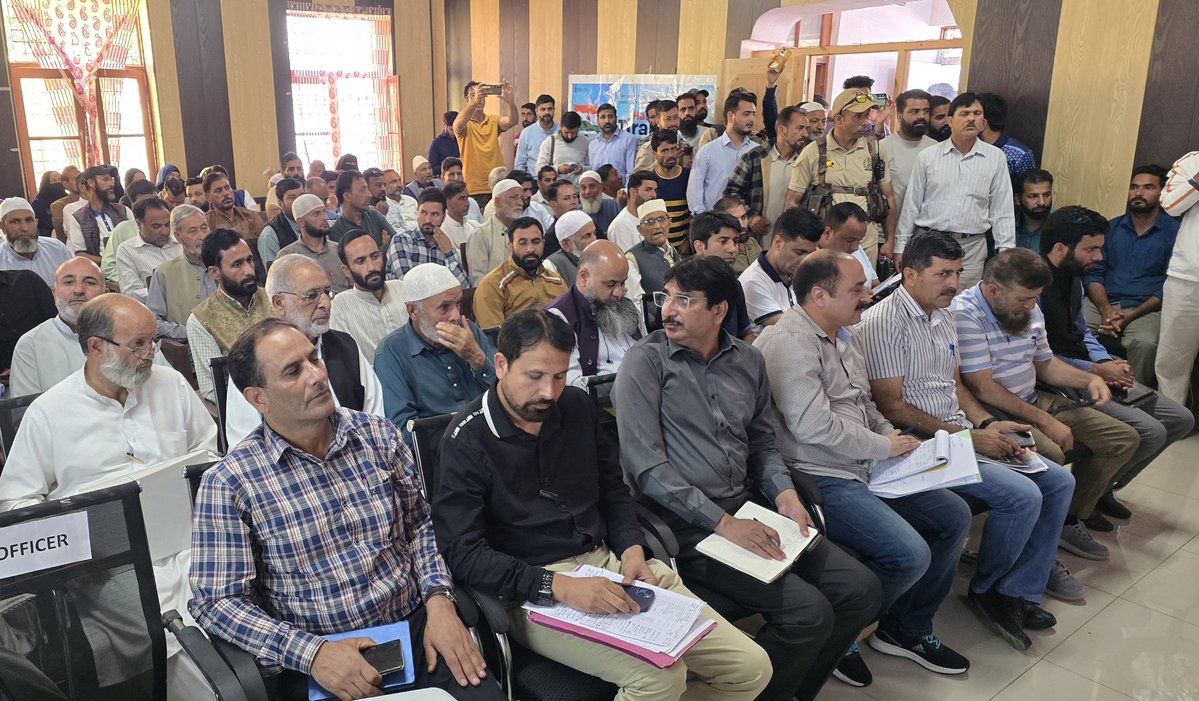 DCBaramulla's tweet image. DC B'la,@mingasherpa, chaired a Mega Public Outreach-cum-Grievance Camp at Tujar Sopore under #SewaParv. The programme began with a plantation drive, where the DC planted sapling at the Community Hall premises.
@MinOfCultureGoI
@OfficeOfLGJandK
@CM_JnK
@diprjk
@DDNewslive