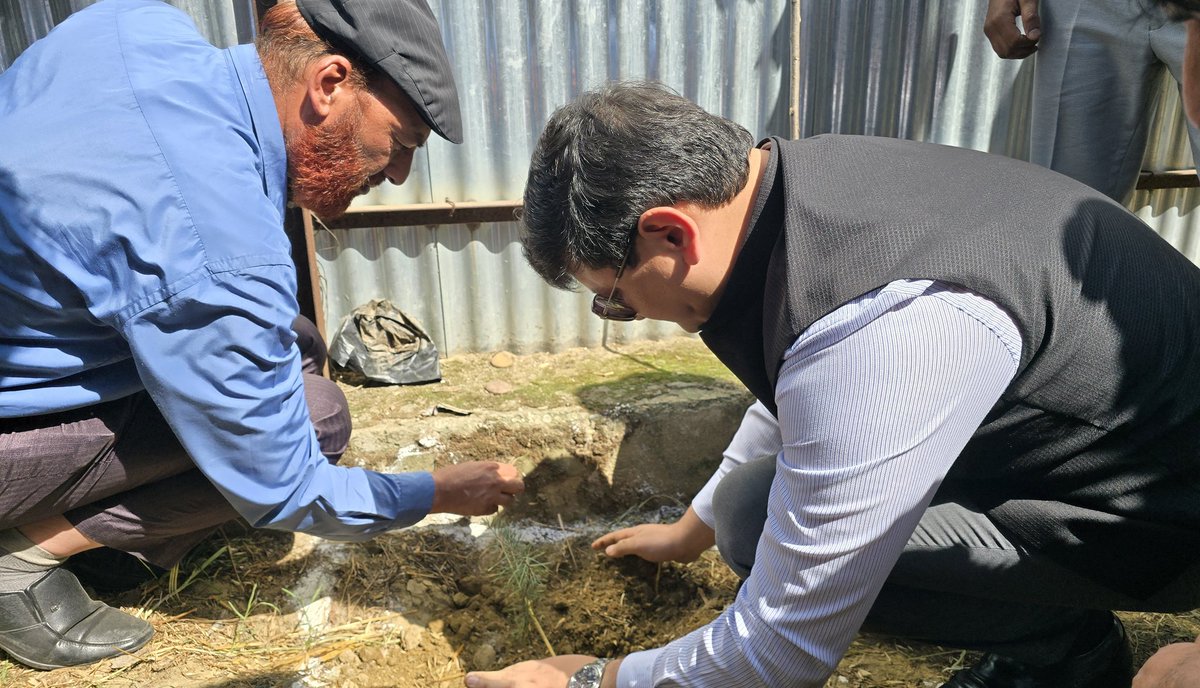 DCBaramulla's tweet image. DC B'la,@mingasherpa, chaired a Mega Public Outreach-cum-Grievance Camp at Tujar Sopore under #SewaParv. The programme began with a plantation drive, where the DC planted sapling at the Community Hall premises.
@MinOfCultureGoI
@OfficeOfLGJandK
@CM_JnK
@diprjk
@DDNewslive