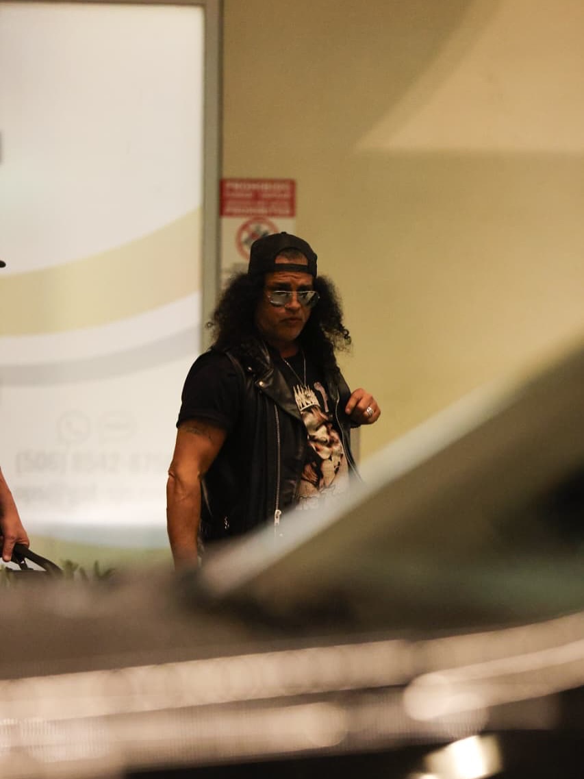 Slash_Updates's tweet image. New pics! @Slash &amp;amp; @DuffMcKagan just arrived in Costa Rica
(c) Backstage Magazine