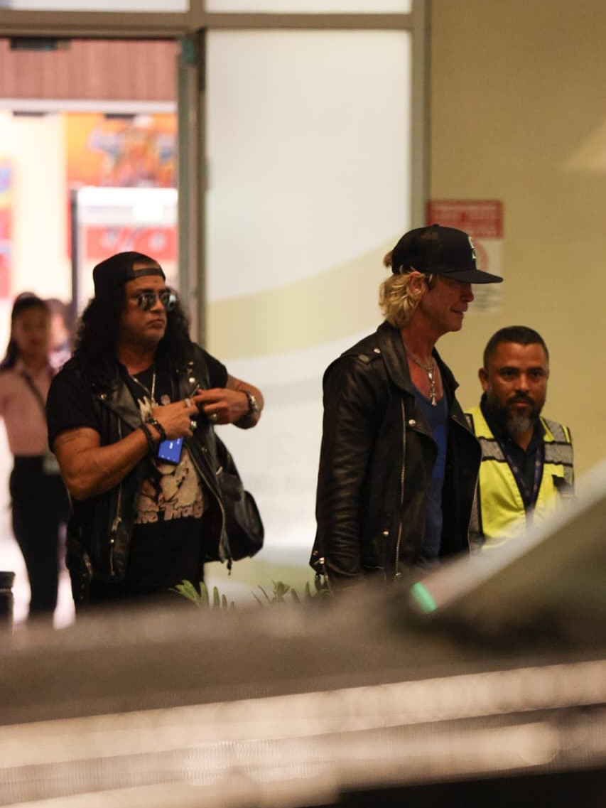 Slash_Updates's tweet image. New pics! @Slash &amp;amp; @DuffMcKagan just arrived in Costa Rica
(c) Backstage Magazine