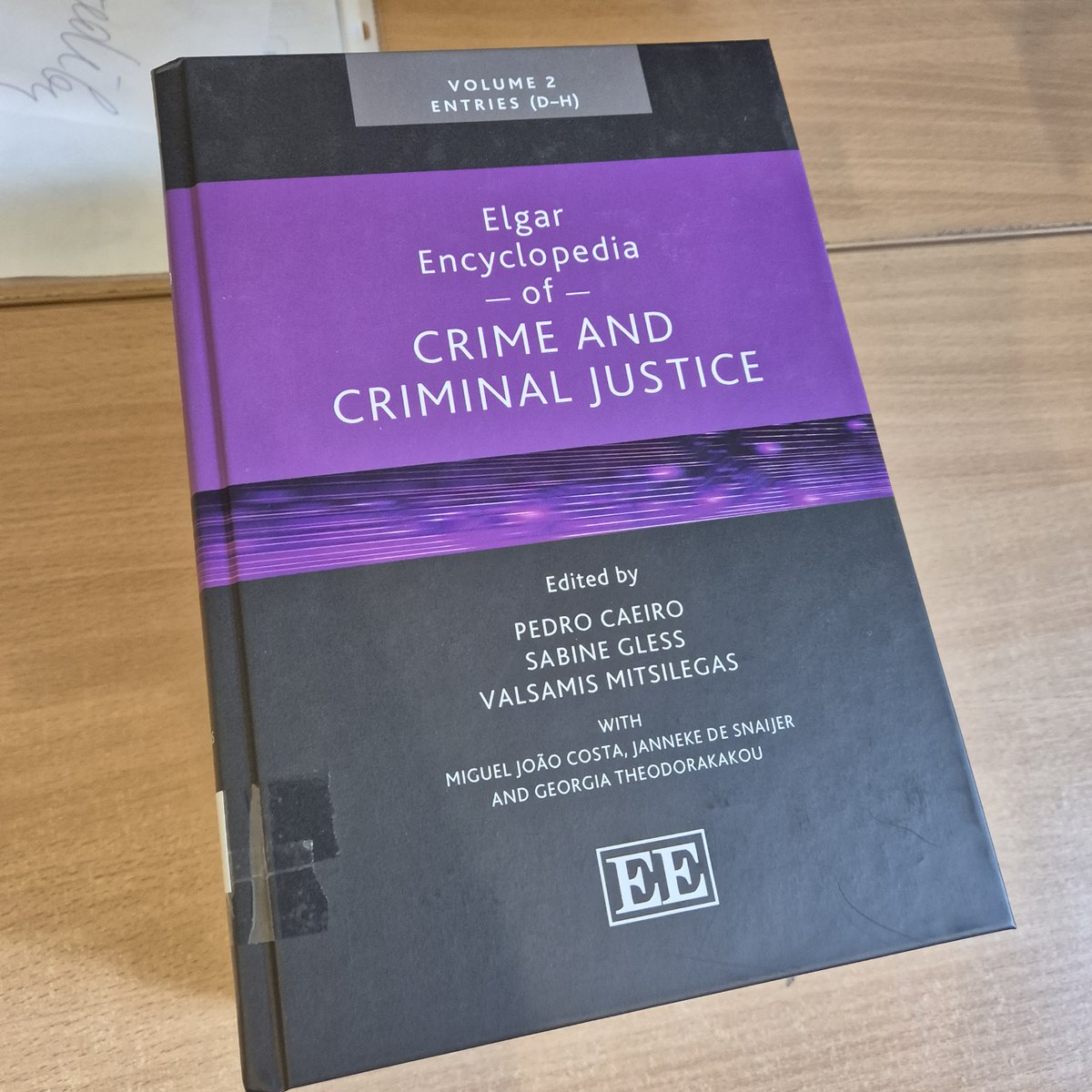 Esam papildinājuši bibliotēkas Raiņa bulvārī krājumu ar jauniem izdevumiem! Jaunums – Elgar Encyclopedia of Crime and Criminal Justice, kas aptver tematiskus, reģionālus un salīdzinošus jautājumus, īpaši uzsverot starptautiskās un Eiropas krimināltiesības