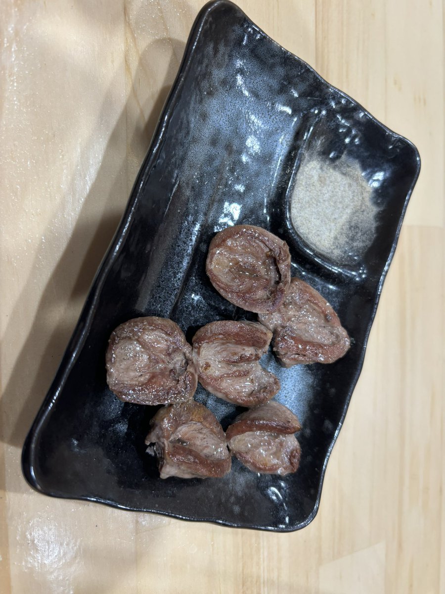 【とりにく鉄板焼 たかちん オープン🔥】

本日も開けました
ご来店お待ちしております💪

【写真】　とりココロ塩　400円
　食感が良く、当店の人気商品です！