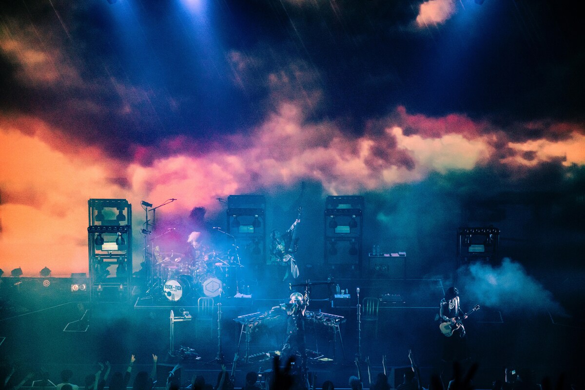 BUCK∞TICK「スブロサ」ツアーより
LINE CUBE SHIBUYAでのファイナル公演映像化
natalie.mu/music/news/641…

限定盤は
・LINE CUBE SHIBUYA公演のライブCD
・Zepp Haneda公演の映像ディスク
・全64ページのフォトブック
付き

#BUCKTICK