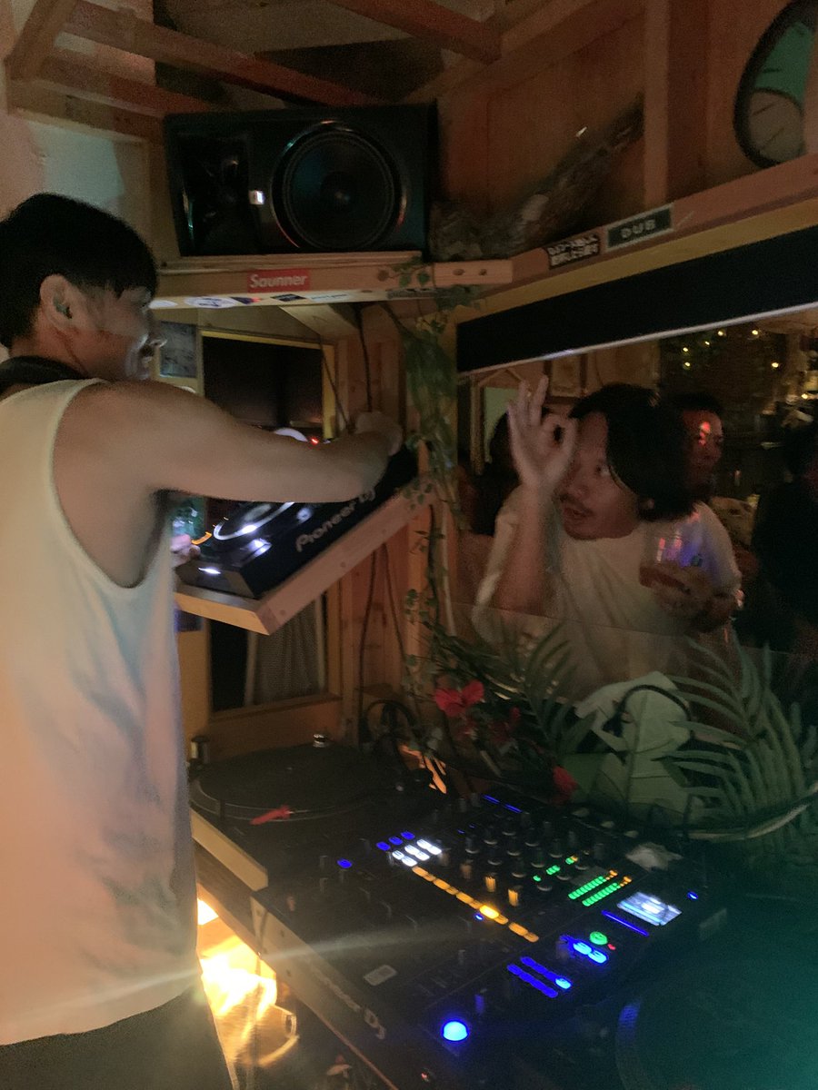 YOGURTFROMUPSET's tweet photo. Pioneer A9が常夏に導入されてから初めての開催になった金曜のBLOWは快適な気候の中、PM9時台から10人以上来てくれて賑わい始めて、A9ならではの気持ち良い音を浴びながら朝6時までParty♫ 
Guest DJのTaro Toko、Resident DJのYusukevも自分も調子良くて今夜も最高…来てくれたみんな、ありがとう！ https://t.co/HzbqkP9X3f