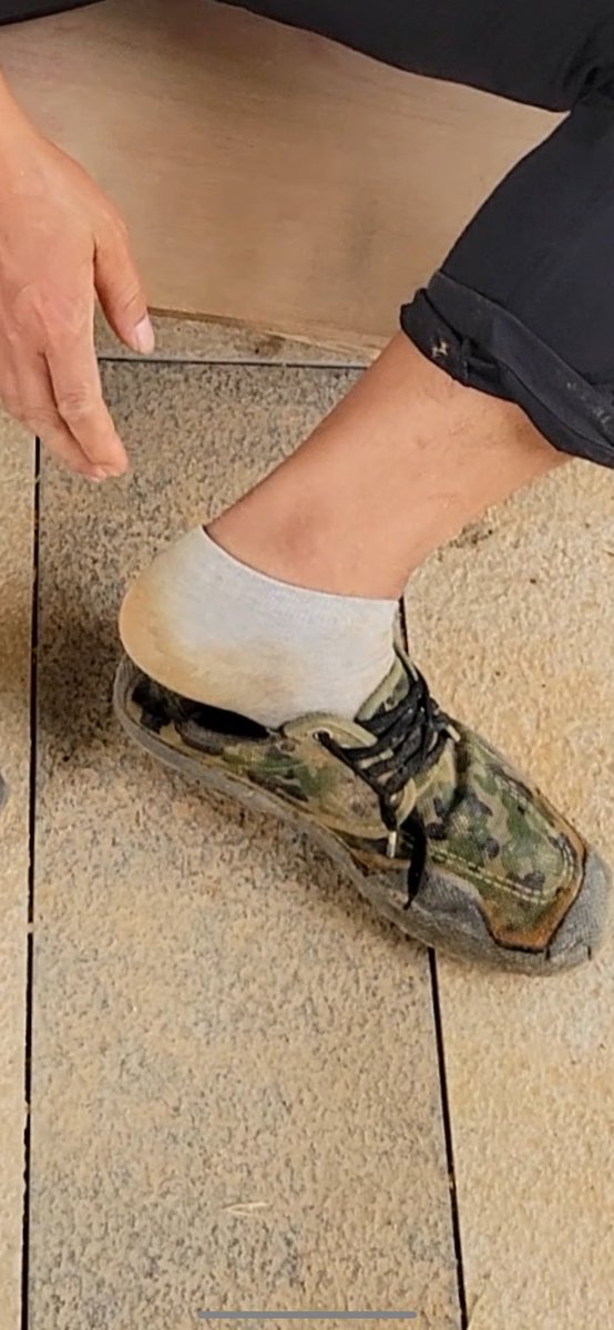 这个干装修的直男朋友还是太洒脱了，
我觉得我应该提醒一下他这里是小区。