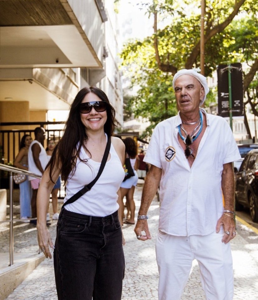 MÃE! Alessandra Negrini e seu amigo Freddy na manifestação que ocorreu hoje em São Paulo contra a Pec da Blindagem