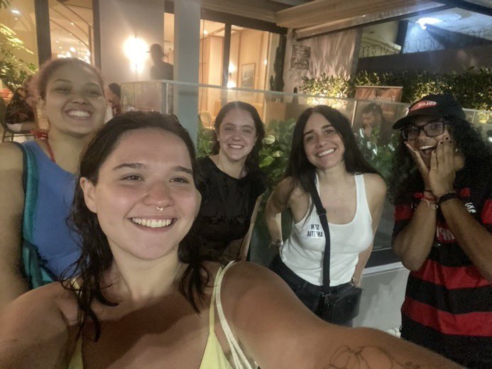 LINDAS! Alessandra Negrini tira fotos com os fãs pós manifestação contra a PEC DA BLINDAGEM