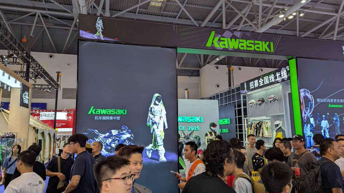 謎ブランド「K awasaki」

川崎重工とは関係ないらしいｗ
Since1915って第一次世界大戦の時代からだってw

向かいの業界重鎮さん「僕も初めて見たよ」