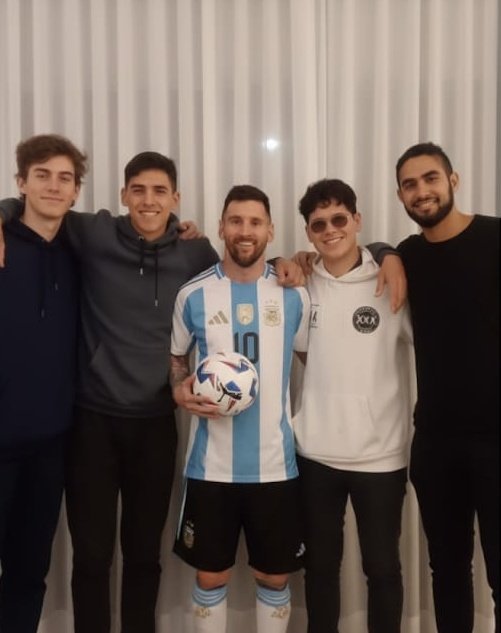 NicolasRod21283's tweet photo. Colapinto, Saddam Hussein, Messi, Elton John y Bin Laden (mis mejores amigos) https://t.co/Etln0pfgrW