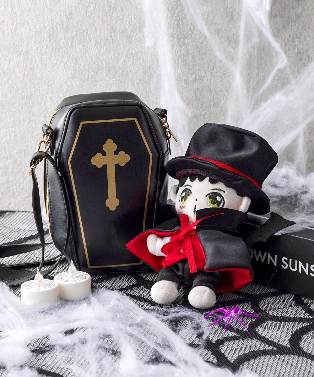 『3COINS ハロウィン推しぬいポーチ』

ハロウィンイベントにぴったりのデザイン！
ぬいぐるみ以外にも、アクリルスタンドなどの推し活グッズの収納・持ち運びに便利です。
調整できるショルダー紐付き！
goodslog.info/45450/