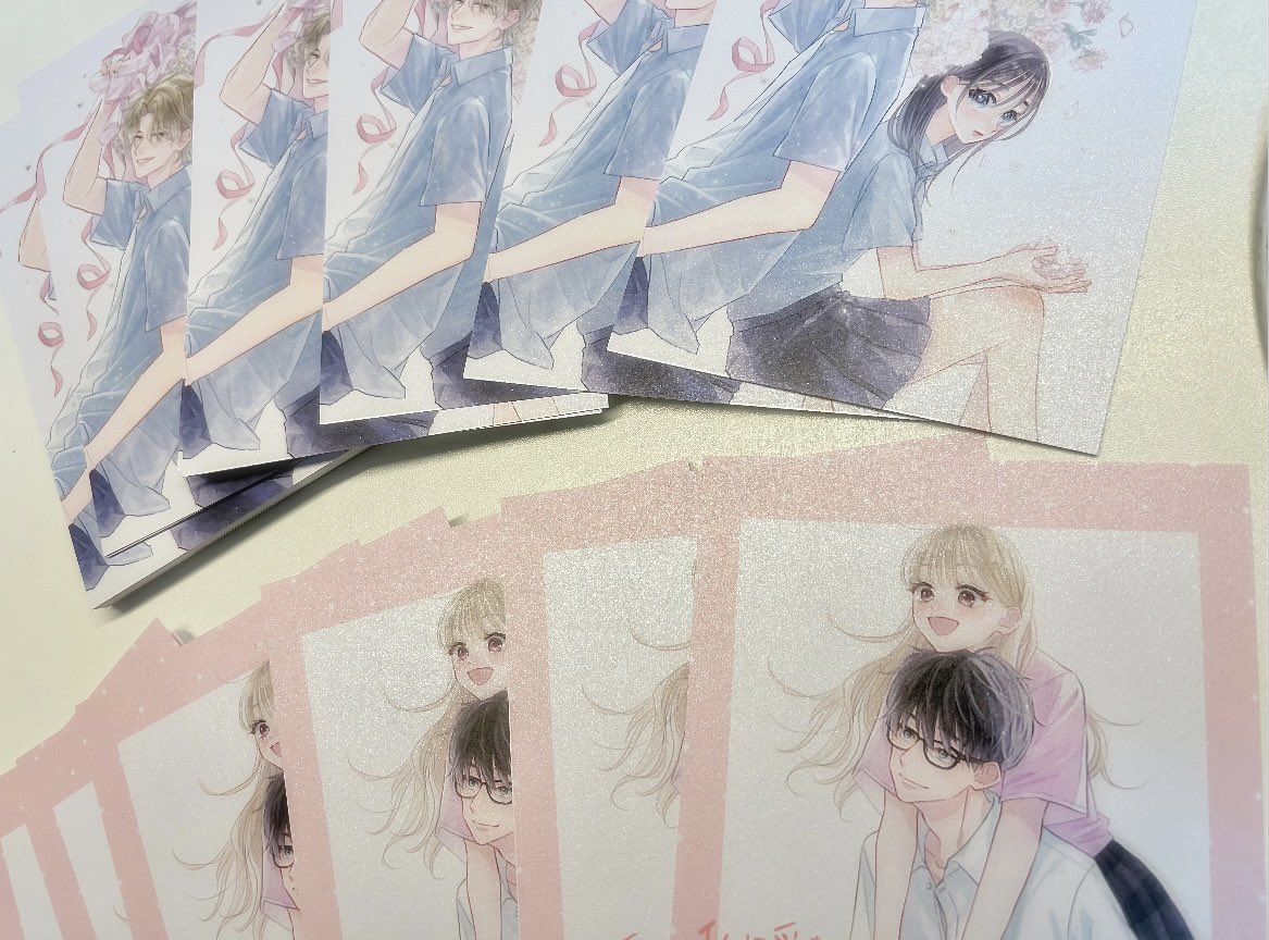 ようやく作れました…！
ファンレターお返し用のポストカードです…！✨
本当にお待たせしてすみません😭🙏連載中にくれた方々にはお詫びの気持ちに2枚ともプレゼントします😭🙏✨

カード、実際みるとキラキラしてて可愛いですよ🫰🏻💕