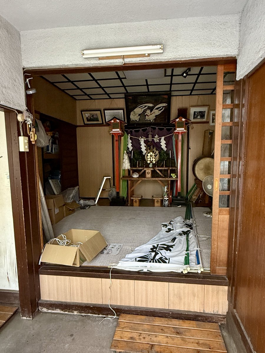 yuttari_gogo's tweet image. 練馬区『 穴守稲荷神社 』🦊⛩️
穴守稲荷が練馬区にあると知り参拝に行ってきました…が、まさか建物の一階にあるとは👏😅💦
二階は町会事務所。羽田の穴守稲荷と趣が違い過ぎて驚きました。
#旭丘  #江古田