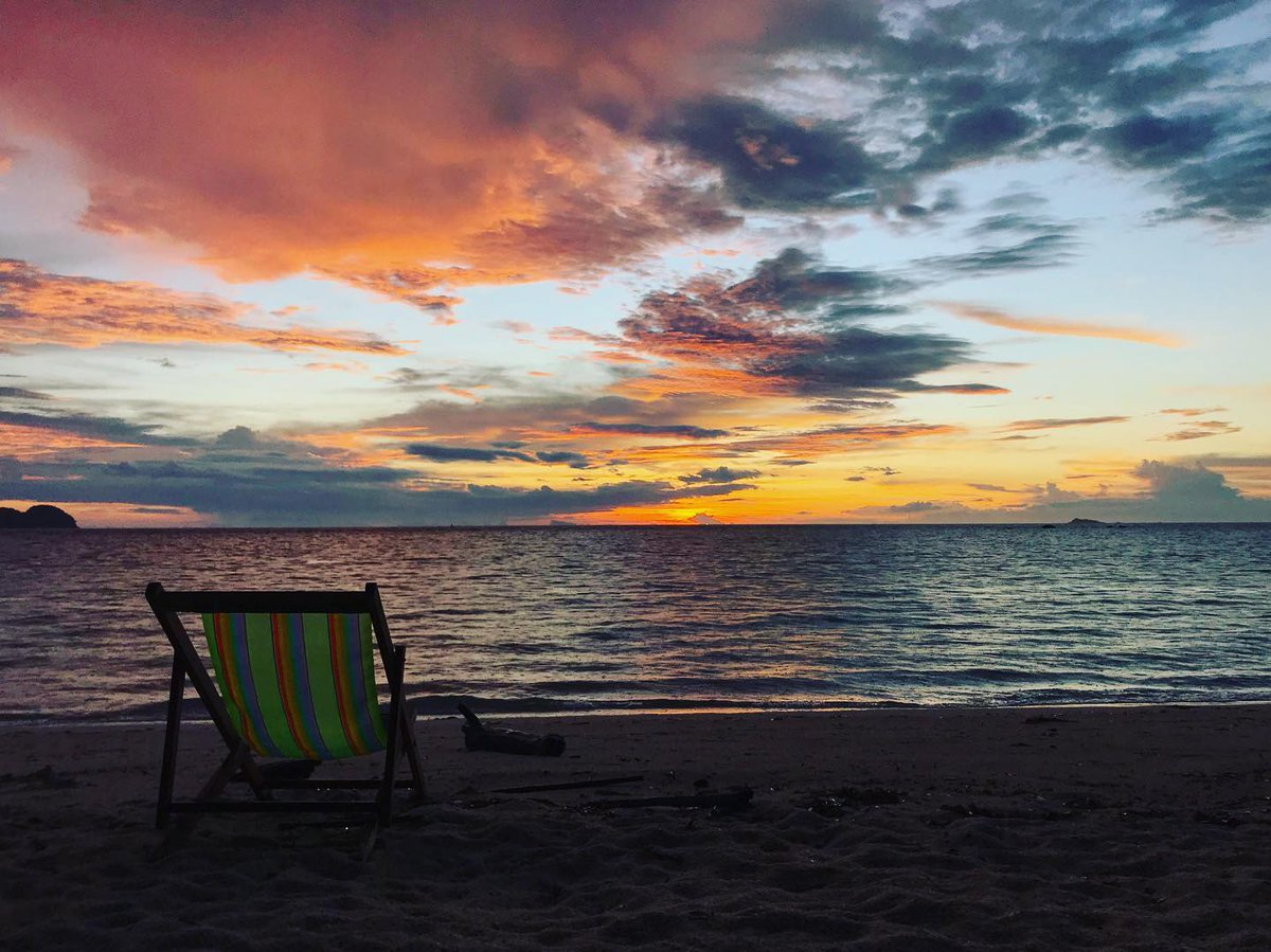 Nothing like a sunset to refresh the soul 🤍 
#DigitalNomad