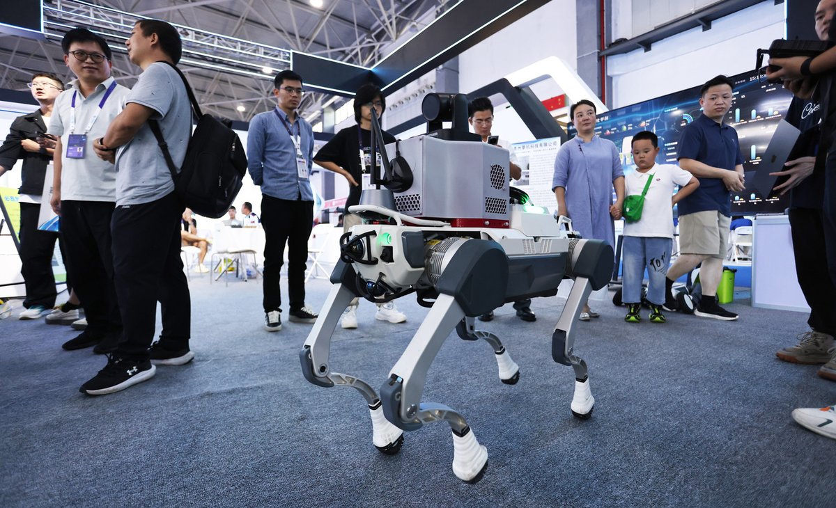 ChinaDaily's tweet image. China&apos;s accelerated construction of hi-tech infrastructure and deepening reforms expected to drive high-quality development of digital economy.
#TechLifeToday  #BigData2025 bit.ly/46xNIX6