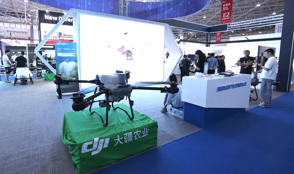 ChinaDaily's tweet image. China&apos;s accelerated construction of hi-tech infrastructure and deepening reforms expected to drive high-quality development of digital economy.
#TechLifeToday  #BigData2025 bit.ly/46xNIX6