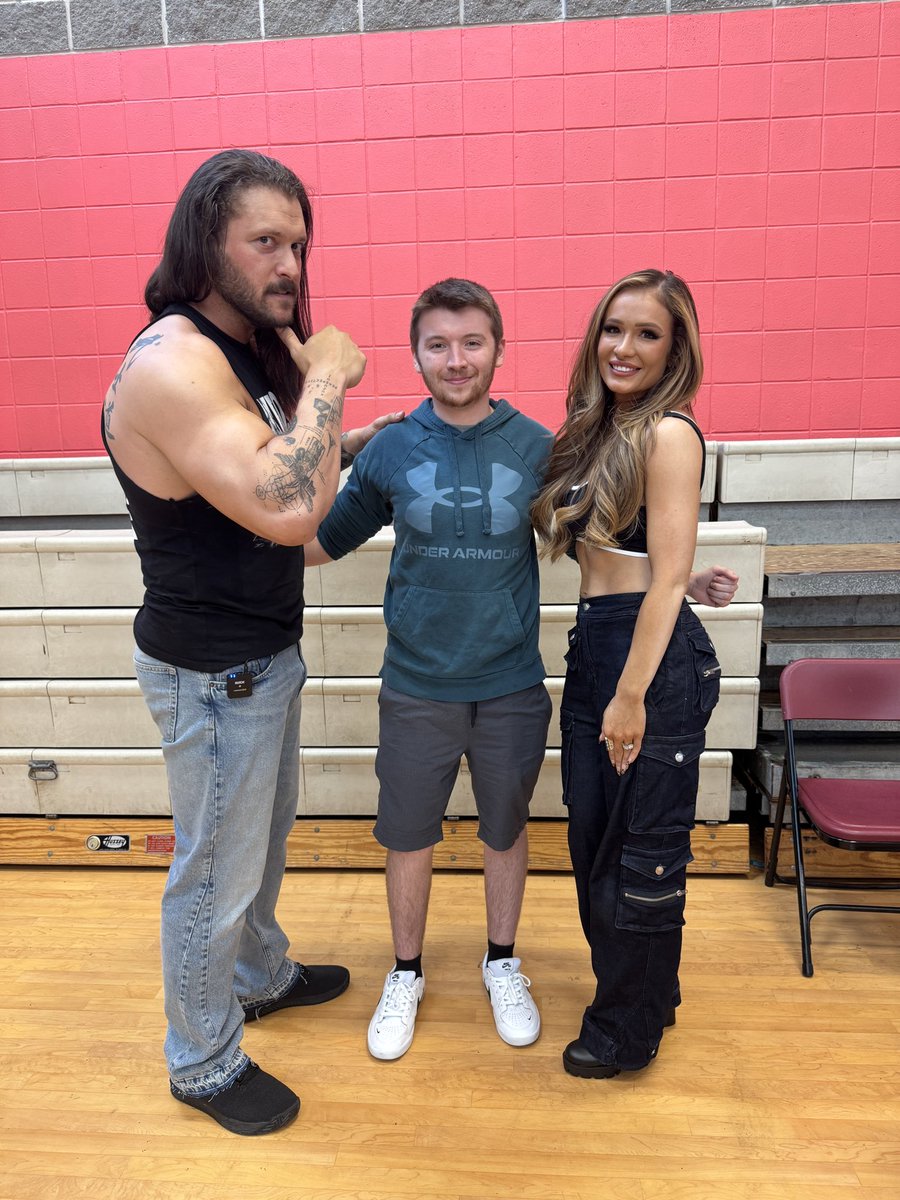 Had an amazing time at WrestlePro and got to meet <a href="/Santana_Proud/">Mike SANTANA🇵🇷</a> &amp; <a href="/realKILLERkross/">Kevin Robert Kesar</a> and <a href="/Lady_Scarlett13/">Scarlett Bordeaux</a>! If you don’t go to independent wrestling shows often, you really should, it was a great experience!